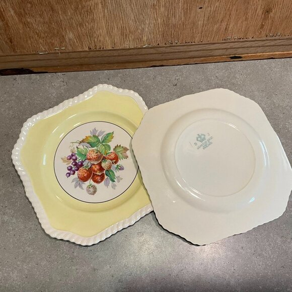 2 Vintage Johnson Bros Old English Plates With Fruit Pattern, Square Salad Plate - Picture 5 of 6